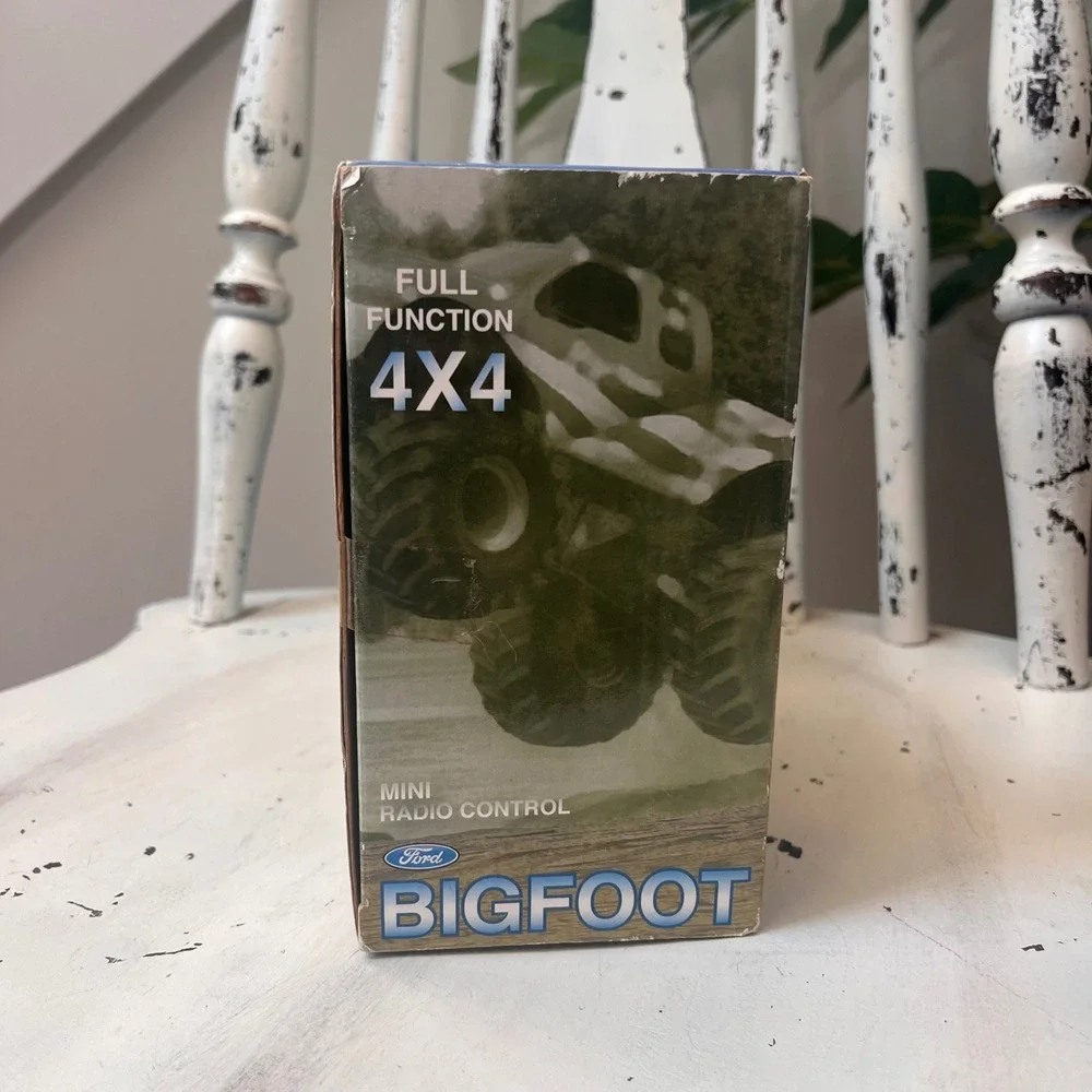 2003 Bigfoot Ford RC Monster Truck 49MHz Planet Toys Sealed NIB Item 3270